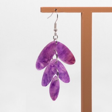 paarse oorbellen detail